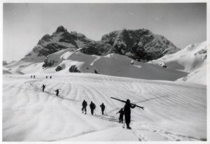 Aufstiegstechnik und Tragepassage im Jahr 1935 (Bild Gletscherrennen in Gosau, Leopold Gapp) 
