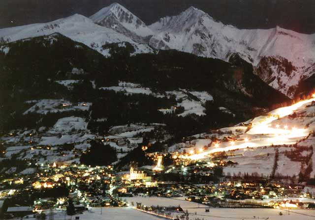 Blick auf die beleuchtete Piste