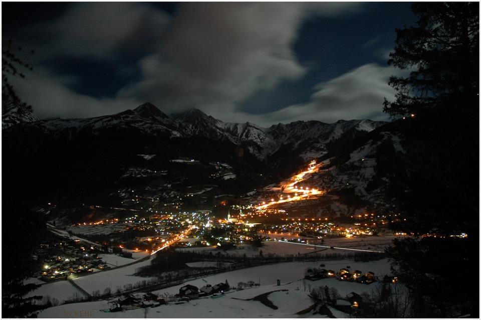 Blick auf die beleuchtete Piste