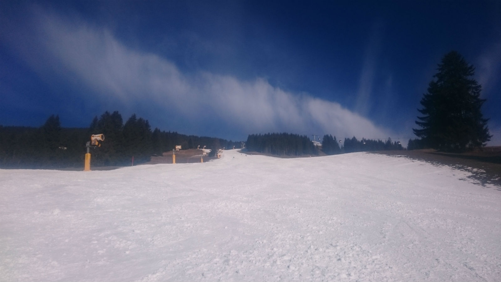 Oberer Teil der Vertical-Strecke. Das Rennen wird am linken Pistenrand verlaufen, man sieht ganz oben bereits die Mittelstation der Schönleitenbahnen, wo dann am Sonntag das Individual gestartet wird.