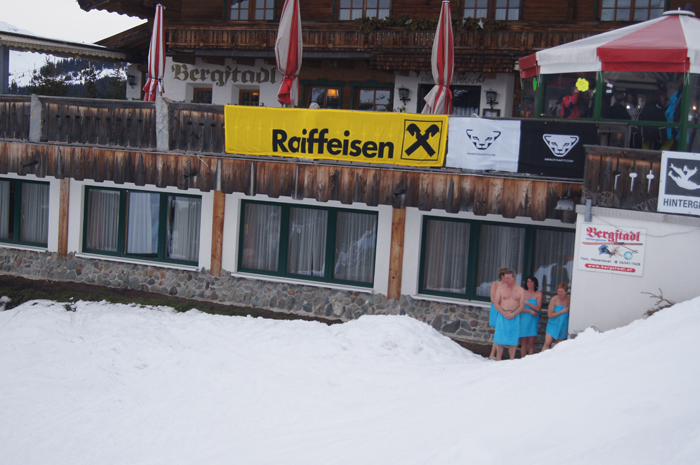 Beim Aufstieg kam man schon einmal beim Bergstadl vorbei. Nicht bekannt ist, ob sich die Skitourengeher dachten, ob die Sauna-Gäste spinnen, oder doch die Sauna-Gäste uns für Verrückte hielten – oder vielleicht trifft auch beides zu …