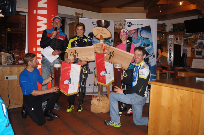Die Hogmoar-Fahnen, Schneidbretter und Biere gingen an Stefan Knopf und Kati Wimmer, mit im Bild das Veranstalter-Kernteam mit Alex Schachner, Franz Pfister und Peter Gruber. Und es ist kein Zufall, dass Alex gerade das Mikrofon in den Händen hielt …