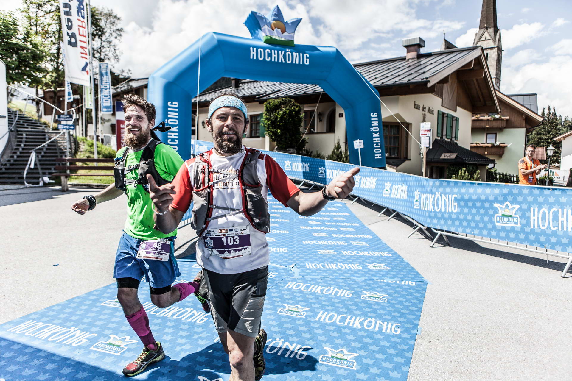 Nach den Gipfel endlich im Ziel – Florian Grasel und Gerald Fister, die beiden Sieger des Endurance Trail beim Hochkönigman 2016