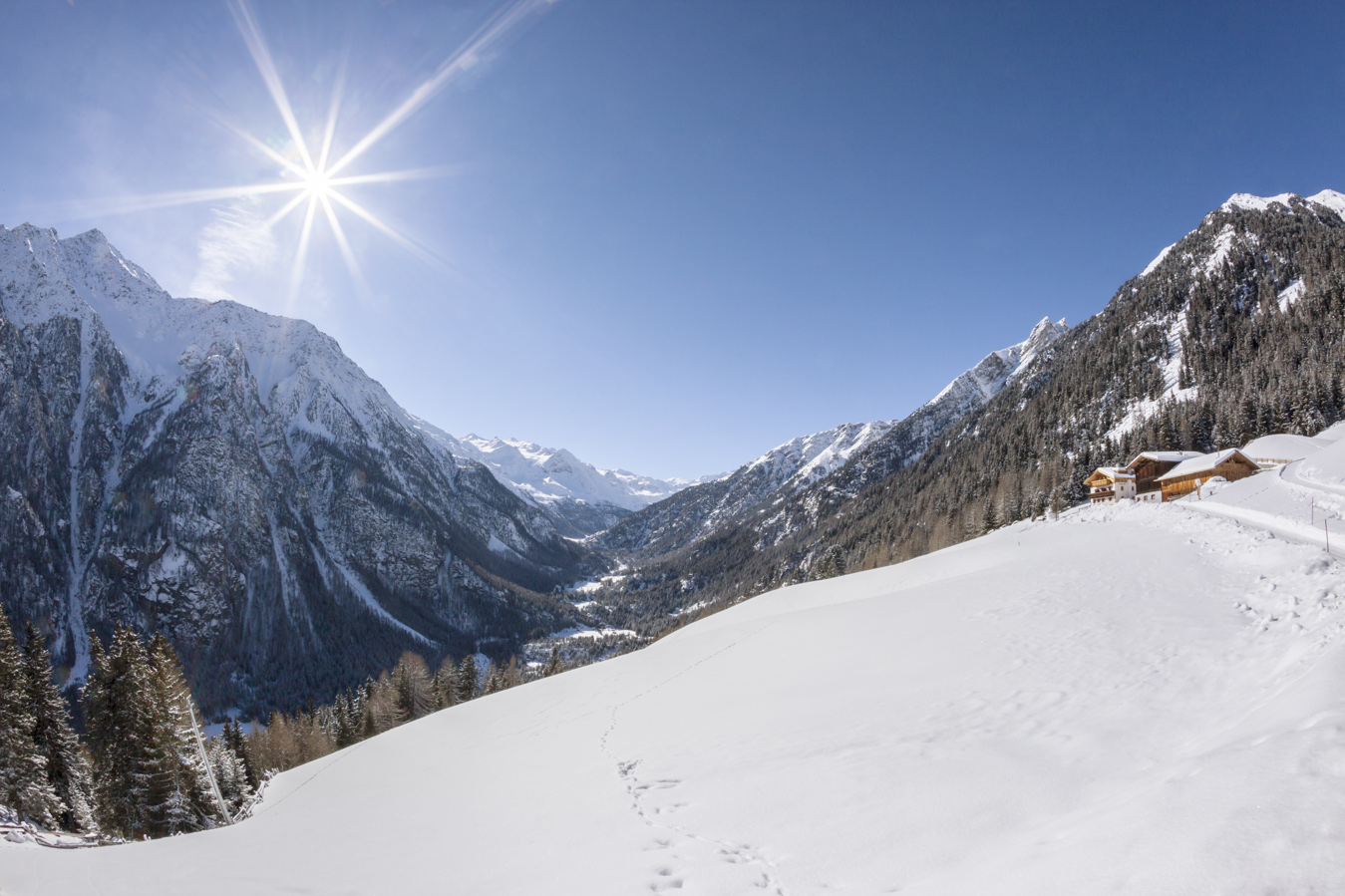 Suedtirol, Vinschgau, Winter, Martelltal, Stallwies, Stallwies Bergbauernhof, Blick vom Hof ins Tal,