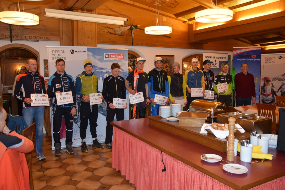Die Top 10 im Sprint: von links Martin Schider (10.), Sepp Grugger (9.), Robert Berger (8.), Alex Brandner (7.), Armin Höfl (6.), Marc Hochstaffl (5.), Stefan Steiner (4.), Max Kurz (3.), Jakob Siarnik (2.) und Sieger Thomas Wallner, gemeinsam mit dem Viehhofener TVB-Obmann Ernst Eder.