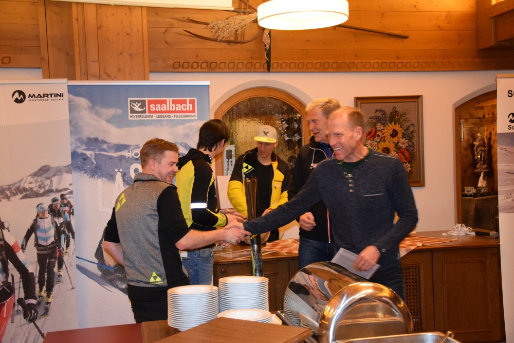 Gratulieren konnte Tom Hutter von Sport 2000 Simon seinem Team-Mitglied Hans Leiter zum Gewinn der Saisonkarte für den Skicircus Saalbach-Hinterglemm-Leogang-Fieberbrunn, überreicht von Hannes Neumayer, Betriebsleiter der Schönleitenbahn.