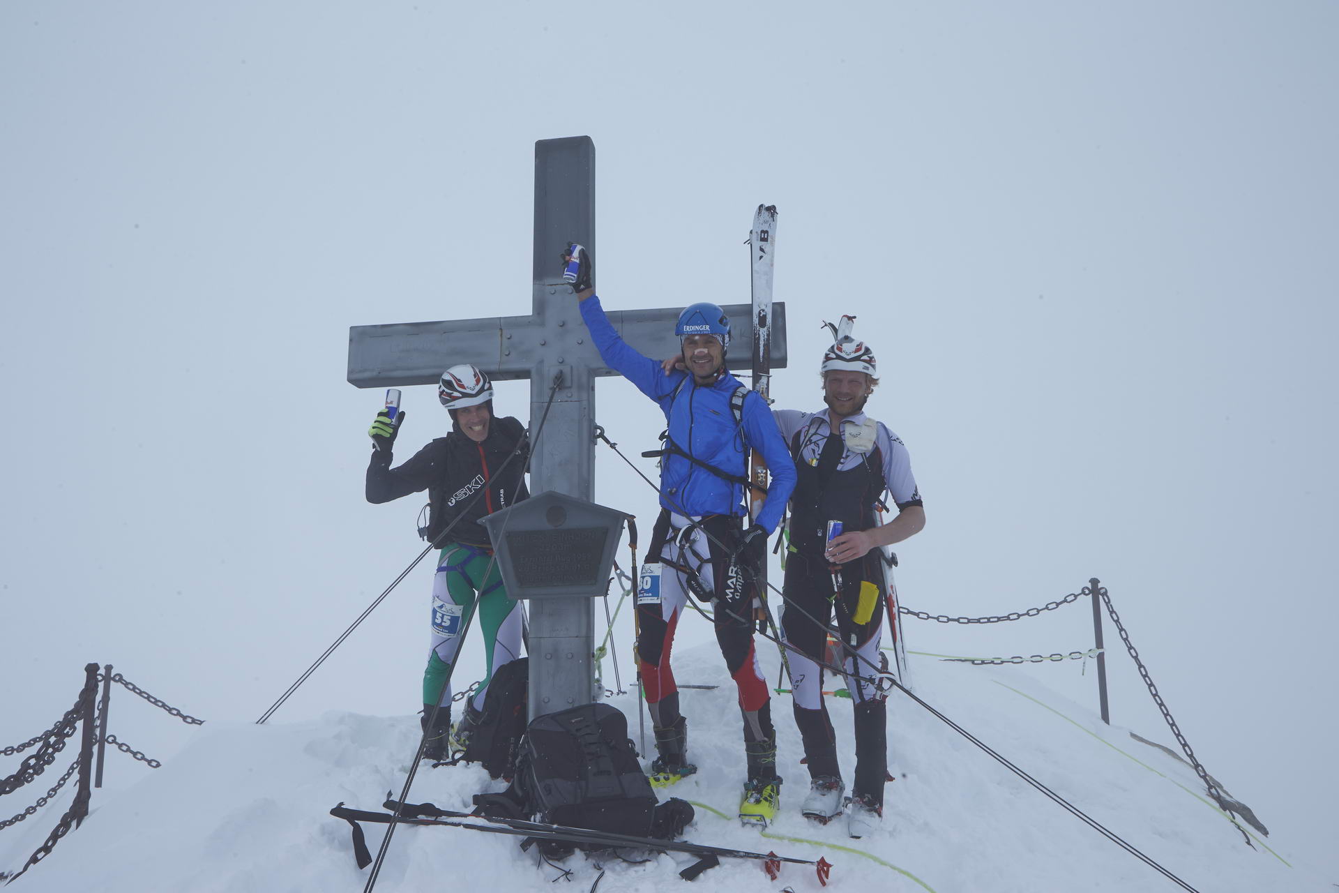 Die schnellsten Männer am Höhepunkt des Tages: Konrad Lex, Markus Stock und Benedikt Böhm am
Gipfelkreuz des Kitzsteinhorn