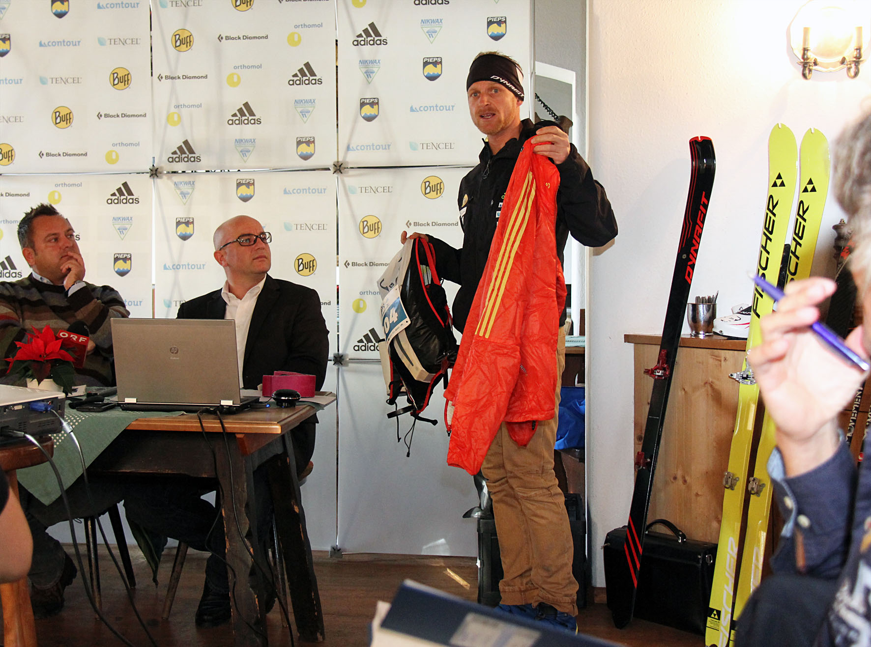 Thomas Wallner demonstriert die nötige Notfallausrüstung bei Weltcuprennen