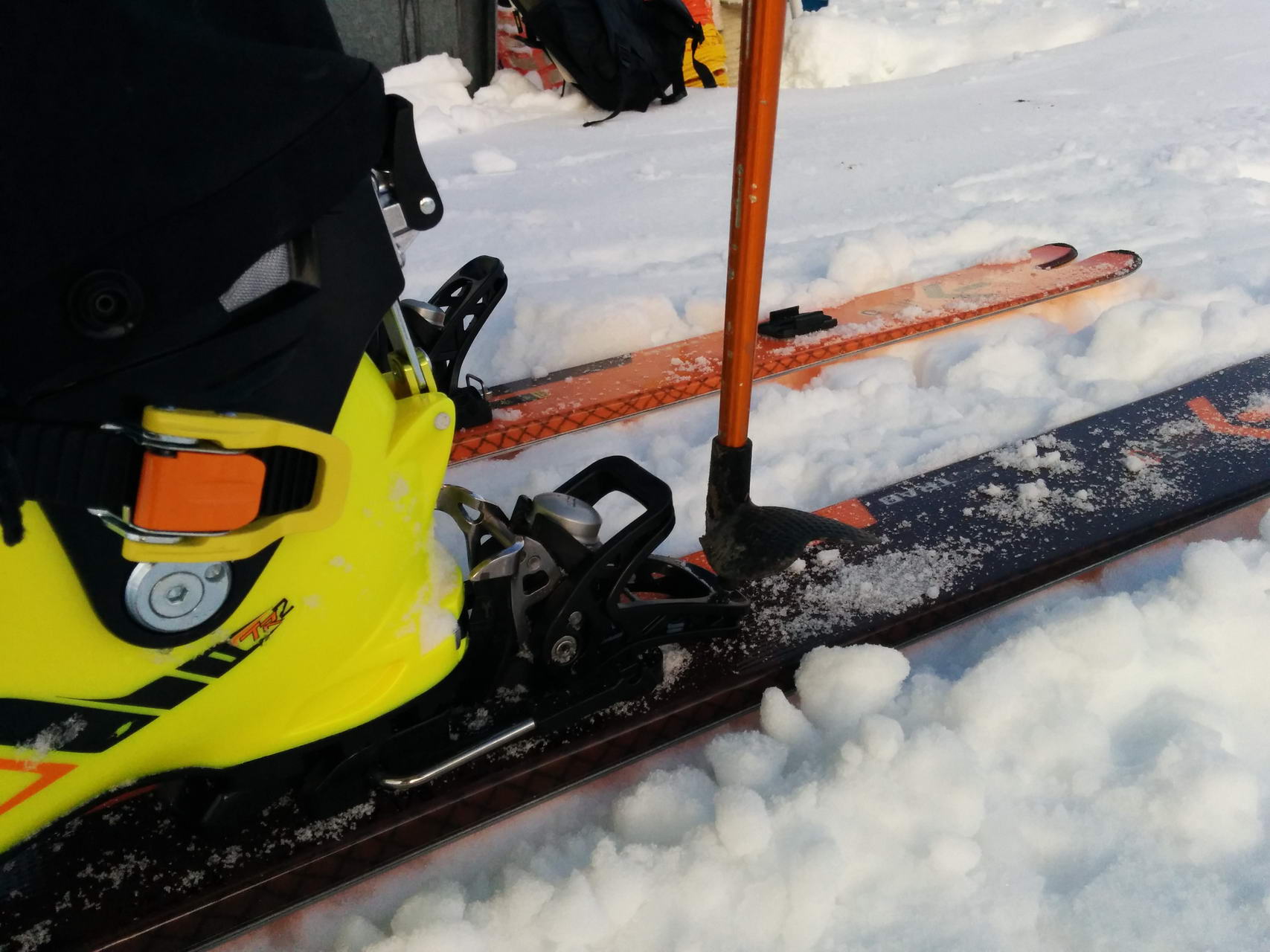 Gewöhnungsbedürftig: auch hinten muss man zum Ausstieg bei der SKITRAB TR2 mit dem Stock auslösen