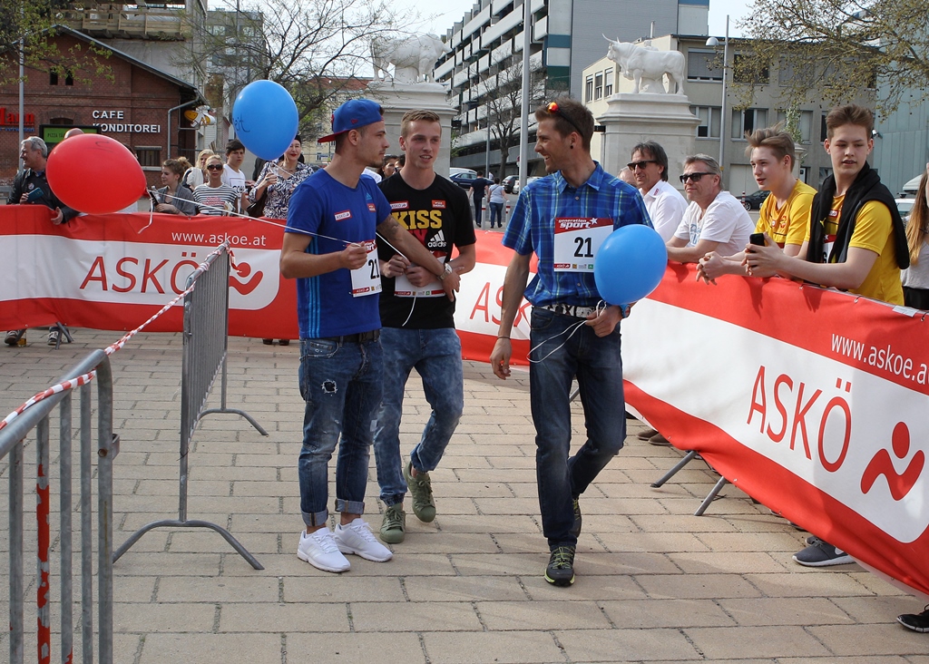 "Konkurrenz" im Parcours durch die Rapid Fußballer.