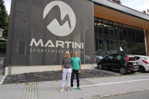 Martini Sportswear Lisa und Martin Hornegger vor der Firmenzentrale Bild SKIMO Austria