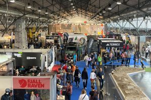 besucher in der halle b auf der alpinmesse min