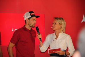 Atomic Mediaday 2019 Daniel Zugg mit Alexandra Meisnitzer Bild SKIMO Austria